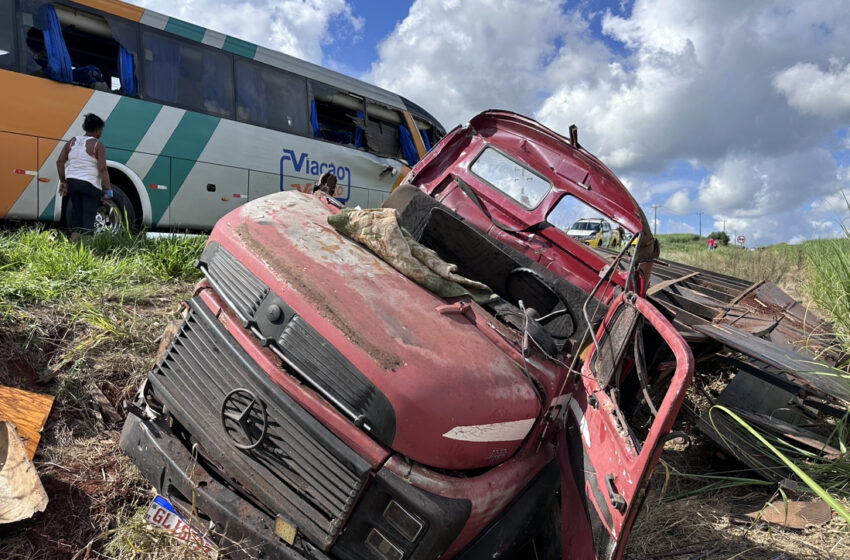 Passageira do ônibus envolvido em acidente teve parte da perna amputada