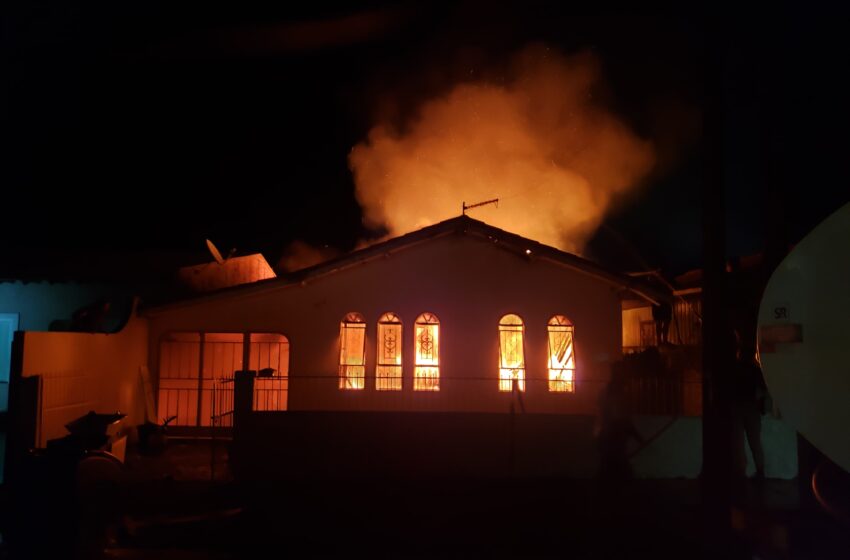 Casa fica destruída após pegar fogo em Califórnia; casal estava dormindo