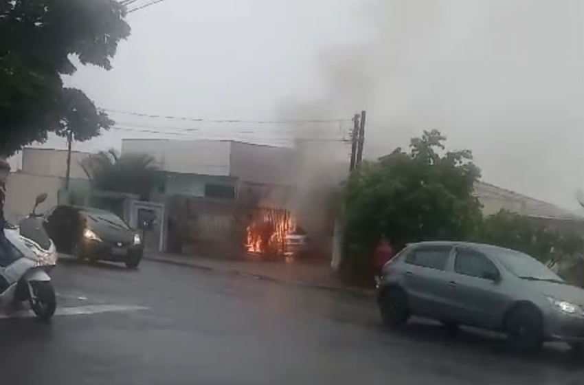 Susto: carro fica destruído após pegar fogo em Apucarana