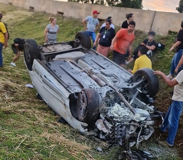 Veículo emplacado em Jandaia capotou na BR-376 em Mauá da Serra