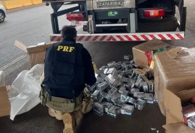 Homem foge e abandona namorada após caminhão com contrabando ser apreendido