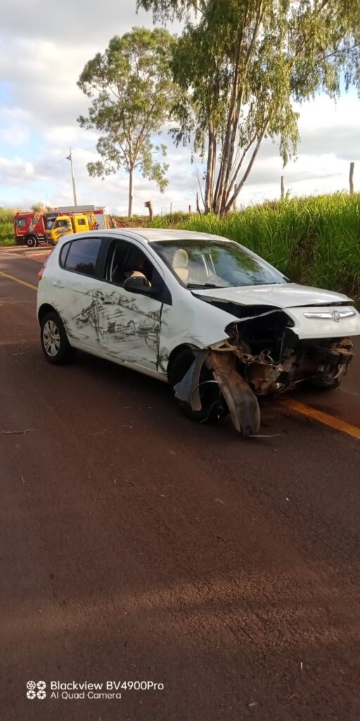 COLISÃO ENTRE FIAT PALIO E TRATOR AGRÍCOLA NA PRC-158 RESULTA EM DANOS MATERIAIS E FERIMENTOS LEVES